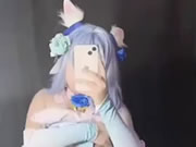 可愛的正妹自拍撫摸她的小穴